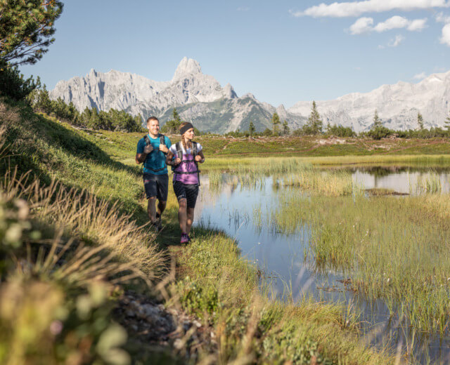 Wandern auf den Gerzkopf in Eben Paar beim Wandern am Gerzkopf in Eben im Pongau