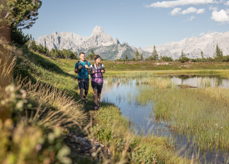 Paar beim Wandern am Gerzkopf in Eben im Pongau