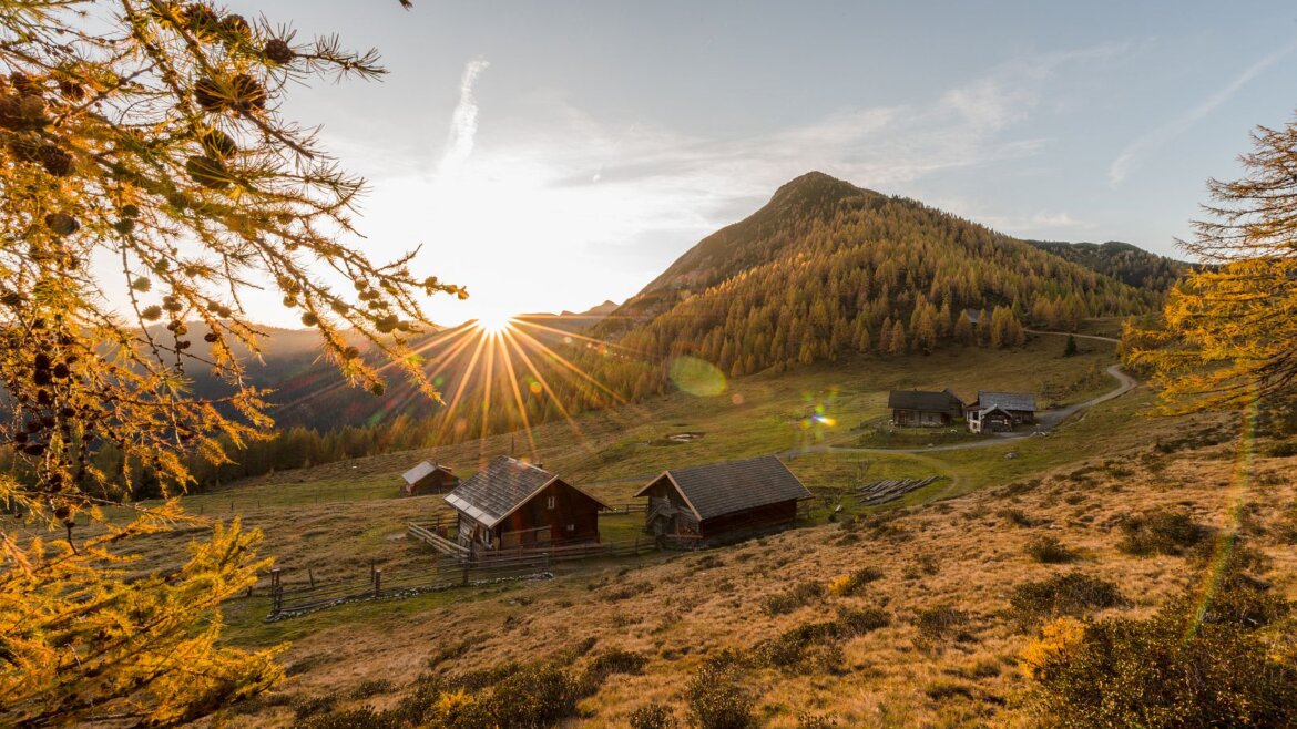 Sonnenaufgang Tauernkarleitenalm und Lackenkogel