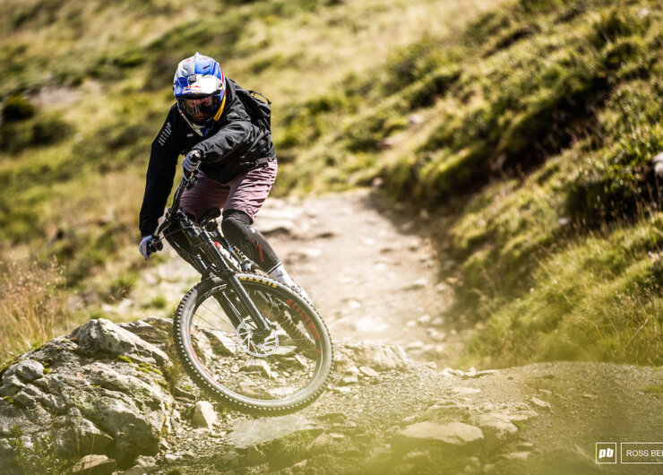 Downhill Doppelweltmeisterin Vali Höll © Pinkbike, Ross Bell