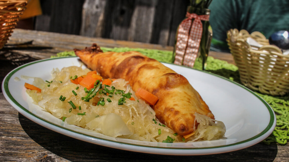 Fleischkrapfen mit Sauerkraut