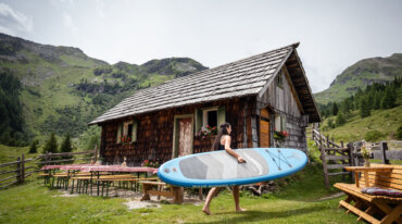 Kathrin Macheiner bei der Tonimörtlhütte mit SUP, Heimatleuchten Spezial - Lust auf Alm © Eduardo Gellner / ServusTV / edge pictures