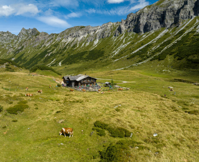 Servus TV / Eduardo Gellner, Die Oberhütte am See mit Alm