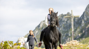 Tochter Antonia Oberkofler mit Pferd auf der Oberhüttenalm und Oberhüttensee