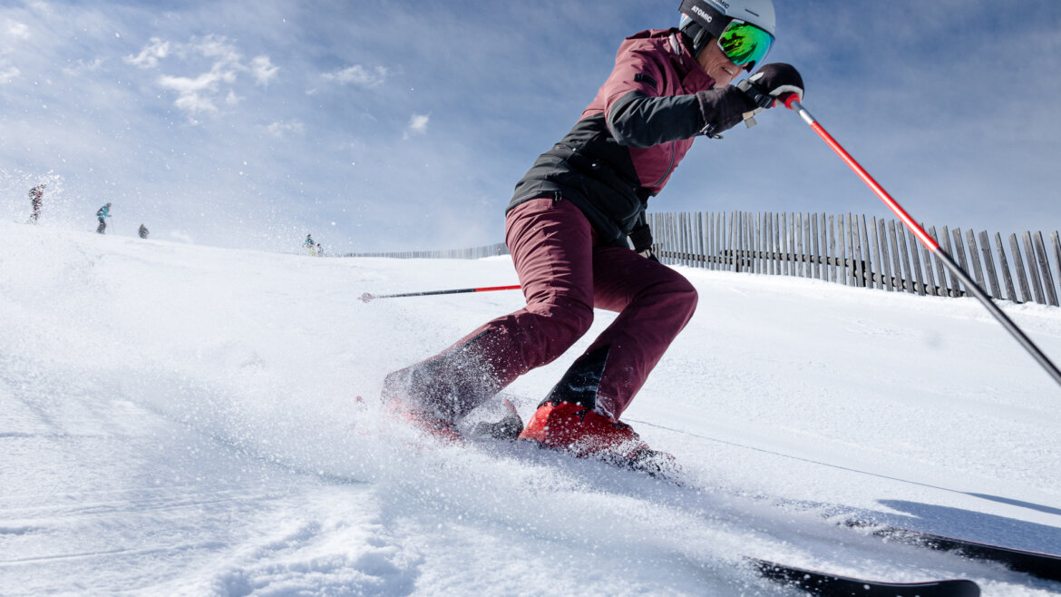 Ski-Legende Annemarie Moser-Pröll fährt über eine frisch präparierte Piste.