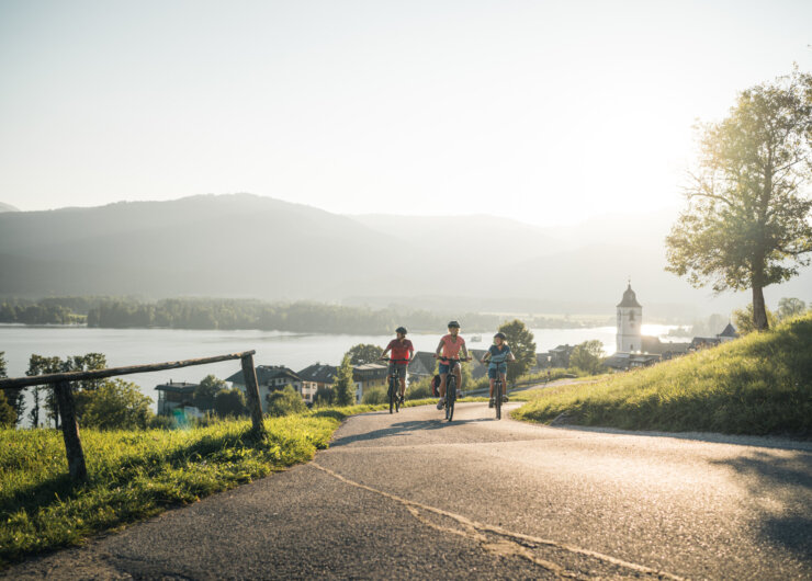 RadtourStWolfgang_OberoesterreichTourismusWolfgangseeMoritzAblinger Radfahrer in Sankt Wolfgang im Salzkammergut