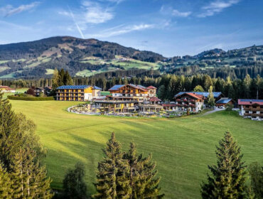 Inmitten von grünen Feldern und Wäldern, in der Nähe des malerischen Golfplatzes Golf Alpin und der sanften Hügel, befindet sich ein Ferienkomplex.