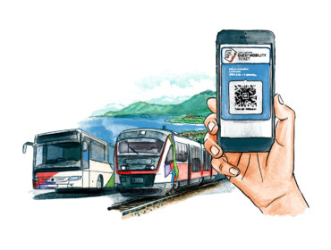 1225_guestmobility_1920x1080_sommer_02b Illustration einer Hand, die ein Telefon mit einem Guest Mobility Ticket hält, in der Nähe eines Busses und eines Zuges an einem See und in den Bergen.