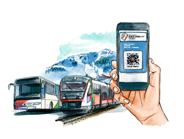 1225_guestmobility_1920x1080_winter_02b Eine Hand hält ein Smartphone mit einem QR-Code für ein Gästemobilitätsticket neben einem Bus und einem Zug inmitten einer Berglandschaft.