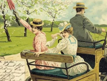 bon-voyage_38325597.8eecc7aa Zwei Frauen und ein Mann fahren in einem alten Auto, eine winkt mit einem roten Regenschirm bei den Salzburger Pfingstfestspielen.