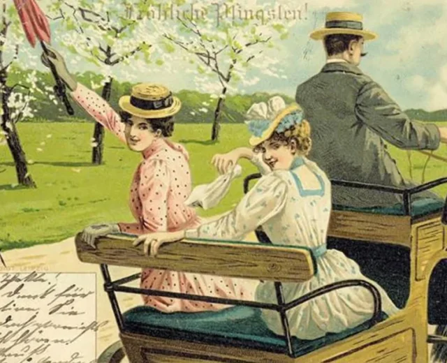 Zwei Frauen und ein Mann fahren in einem alten Auto, eine winkt mit einem roten Regenschirm bei den Salzburger Pfingstfestspielen.