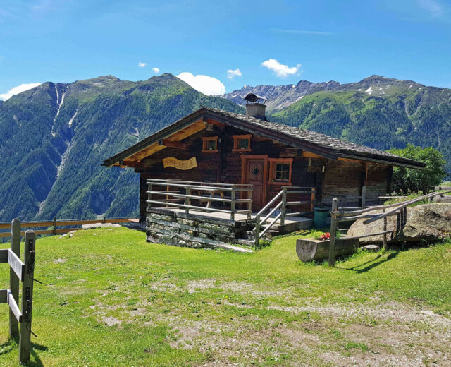 HEIL-587 (21) Almhütte aus Holz vor Bergpanorama