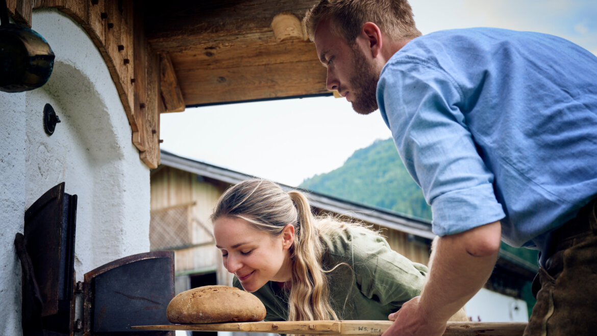 Paula Bründl mit Sebastian Kreuzer beim Brotbacken © Mirco Taliercio/Servus Magazin
