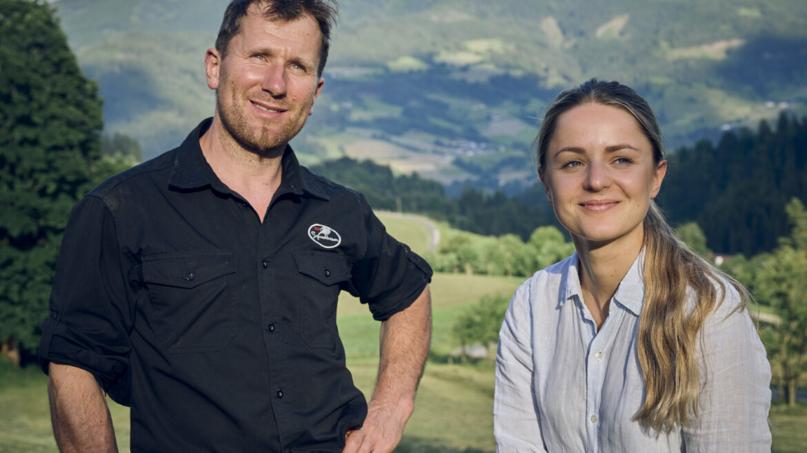 Portrait von Paula Bründl und Echt Schreckbauer - Josef Mayer auf dem Hof Oberseidlgut im Großarltal © Mirco Taliercio / Servus Magazin
