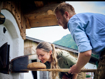 Paula Bründl mit Sebastian Kreuzer beim Brotbacken © Mirco Taliercio/Servus Magazin