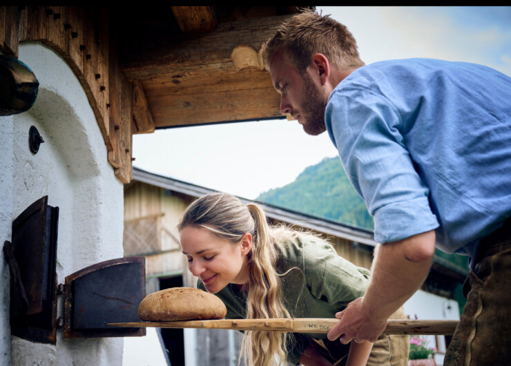 Paula Bründl mit Sebastian Kreuzer beim Brotbacken © Mirco Taliercio/Servus Magazin