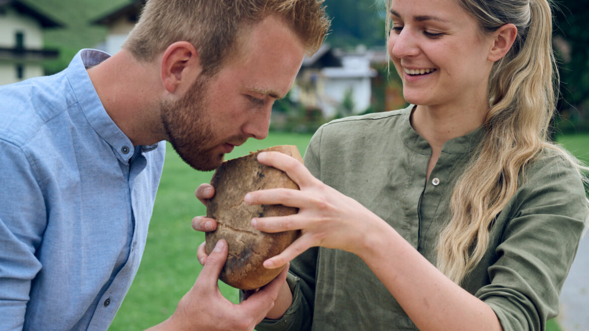Paula Bründl mit Sebastian Kreuzer beim Brotbacken © Mirco Taliercio/Servus Magazin