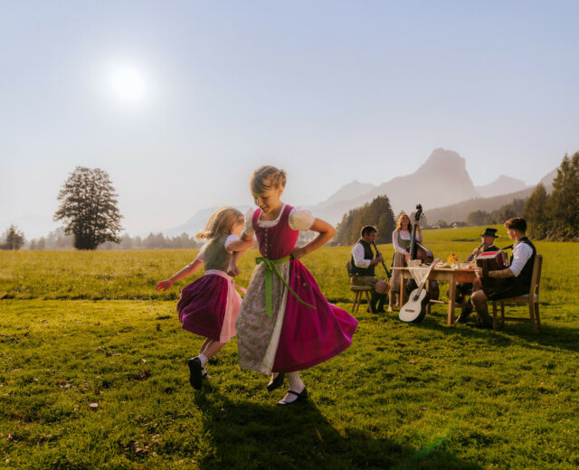 Musik im Bauernherbst Bauernherbst im SalzburgerLand, tanzende Kinder im Dirndlkleid im Vordergrund