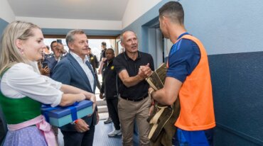 Übergabe CR7 Lederhose für Ronaldo © Neumayr/Christian Leopold, www.neumayr.cc