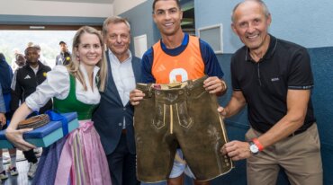 Feierliche Übergabe der CR7 Lederhose für Christiano Ronaldo von Leo Bauernberger © Neumayr/Christian Leopold, www.neumayr.cc