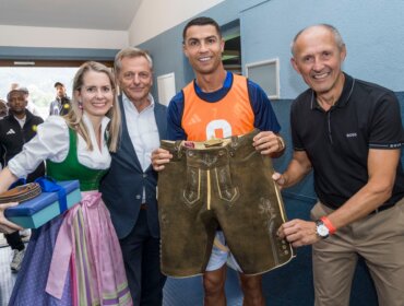 Feierliche Übergabe der CR7 Lederhose für Christiano Ronaldo von Leo Bauernberger © Neumayr/Christian Leopold, www.neumayr.cc