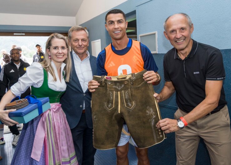 Feierliche Übergabe der CR7 Lederhose für Christiano Ronaldo von Leo Bauernberger © Neumayr/Christian Leopold, www.neumayr.cc Feierliche Übergabe der CR7 Lederhose für Christiano Ronaldo von Leo Bauernberger © Neumayr/Christian Leopold, www.neumayr.cc