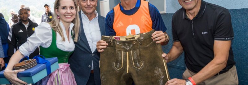 Feierliche Übergabe der CR7 Lederhose für Christiano Ronaldo von Leo Bauernberger © Neumayr/Christian Leopold, www.neumayr.cc