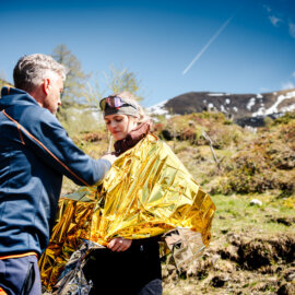 Alpine-Sicherheit, Bergretter zeigt das Anlegen einer Rettungsdecke (c) SLTG Roastmedia