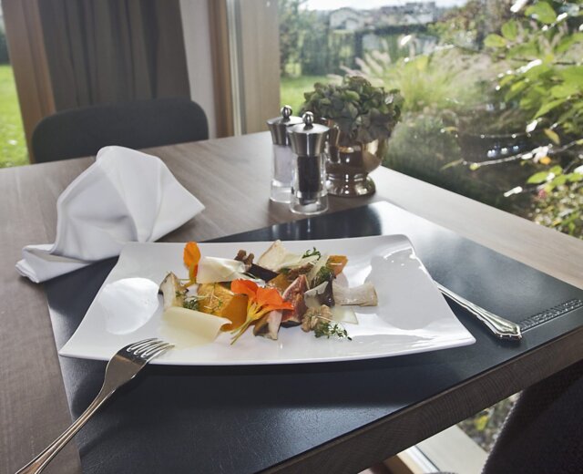 Im Hotel Ammerhauser serviert der Küchenchef Geschmorten Kürbis mit Pilzen und Topinambur