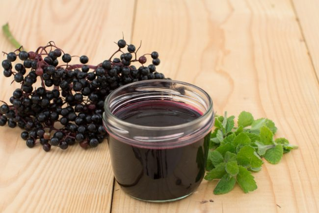 externer Link – Hollerbeeren Rezepte c Anke Eder Hollerbeeren können etwa zu einem feinen Gelee verarbeitet werden.