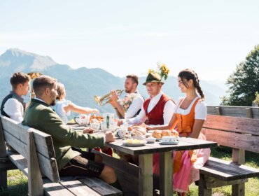 Landlust auf der Lärchenhütte Landlust mit Teekanne auf der Lärchenhütte