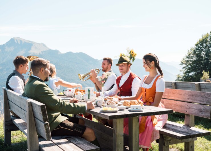 Landlust mit Teekanne auf der Lärchenhütte