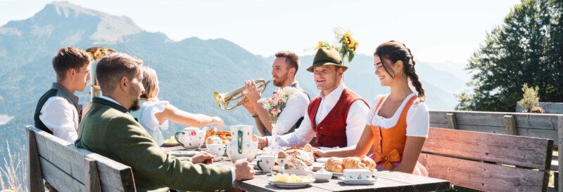 Landlust mit Teekanne auf der Lärchenhütte