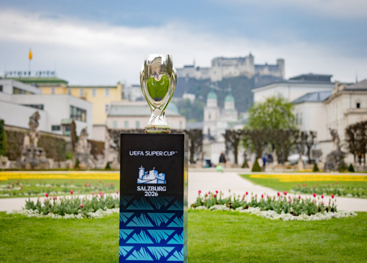 Die Trophäe des UEFA-Supercups auf einem Podest im Mirabellgarten in Salzburg
