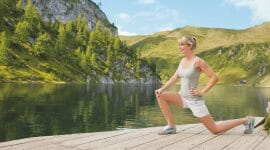 Alpine Wellness: Yoga am Holzsteg am See, umgeben von Bergen