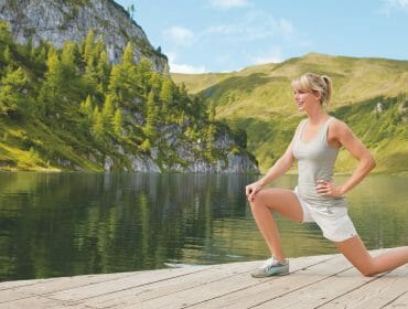 Alpine Wellness: Yoga am Holzsteg am See, umgeben von Bergen