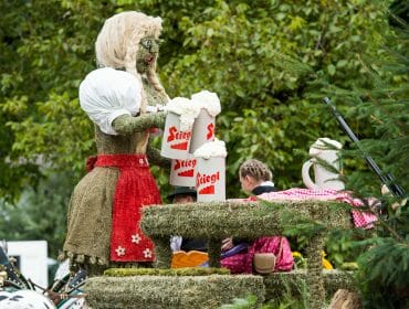 Eine der schönen Traditionen im Bauernherbst - die Heufiguren.
