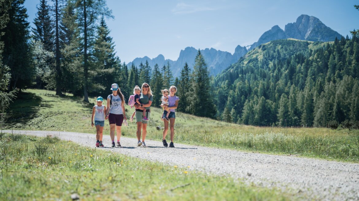 A family with young children hikes a scenic mountain forest trail inRußbach on a sunny day. (Enlarged view)