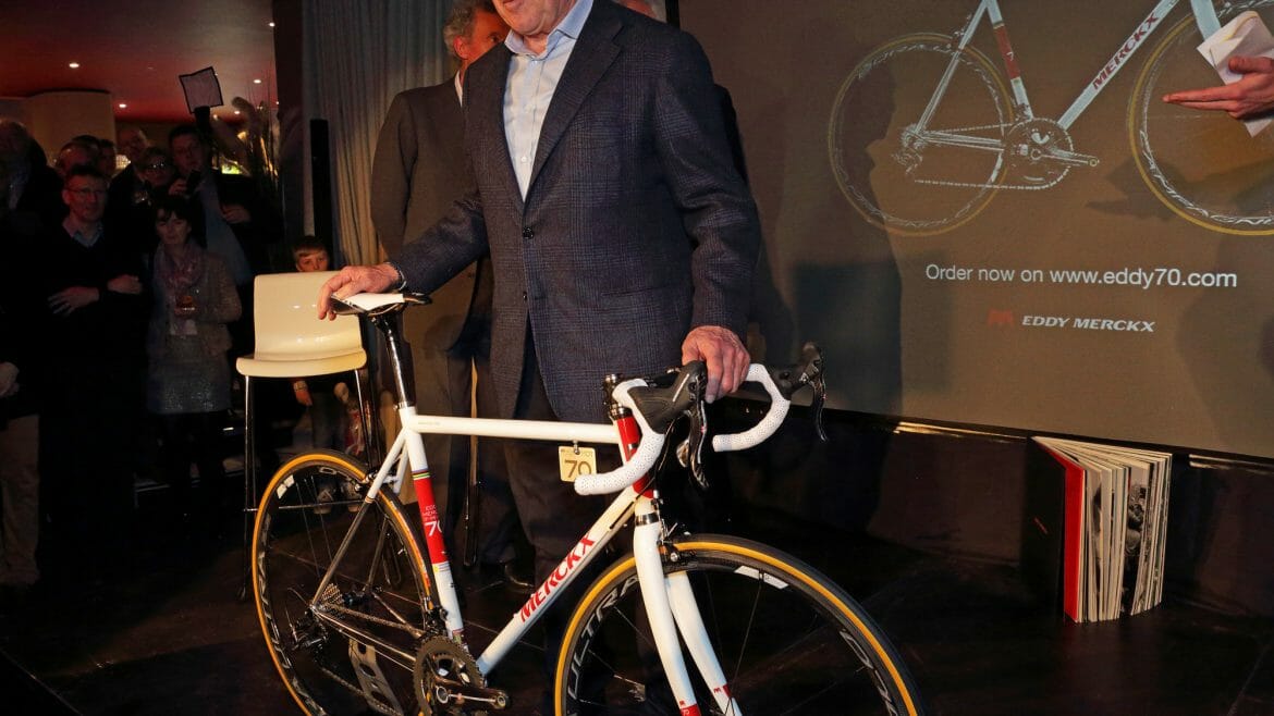 Eddy Merckx mit einem von ihm produzierten Rennrad