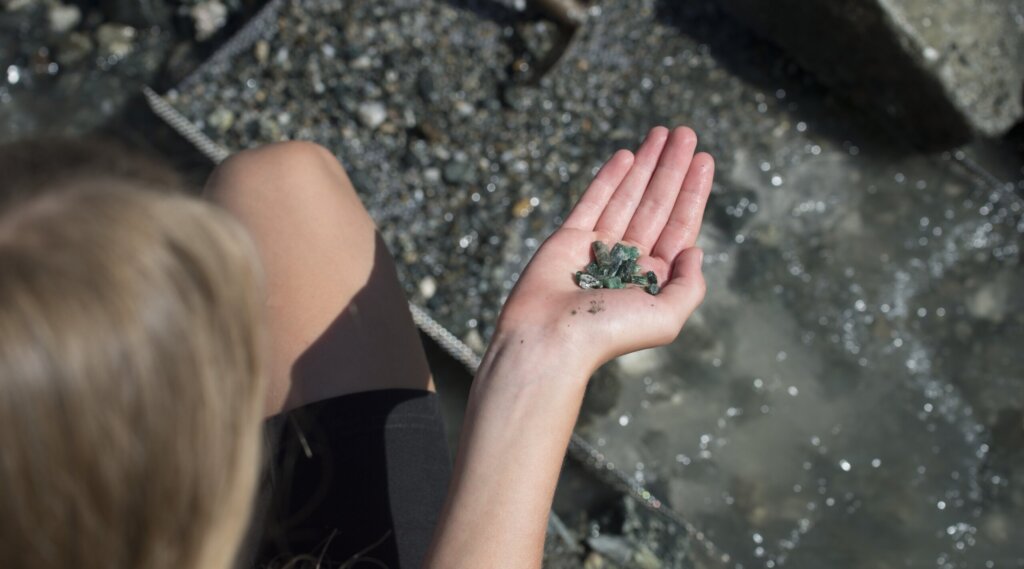 emmeralds Wildkogelarena (c) bryan reinhart A person holding ememeralds from Bramberg over a gravel and water background. (Enlarged view)