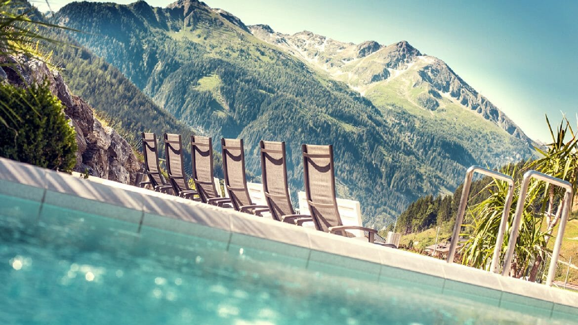 Liegestühle der Felsentherme Bad Gastein mit Blick auf die Berge