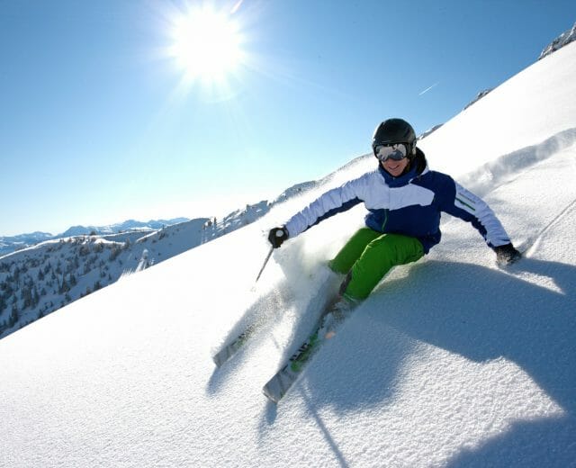 Freerider zieht die erste Spur in den frischen, unverspurten Tiefschnee