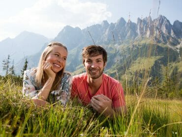Pärchen rastet auf der Almwiese