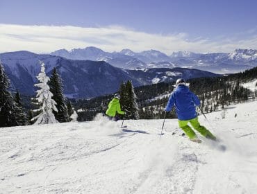 Zwei Skifahrer auf der Piste