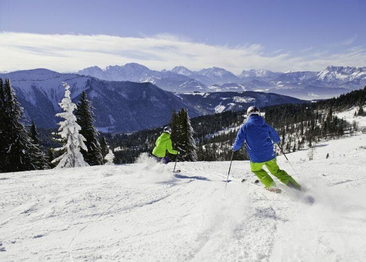 Zwei Skifahrer auf der Piste