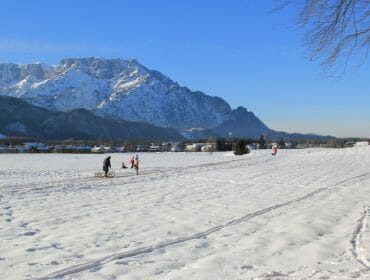 Tief verschneite Wiesen rund um Oberalm