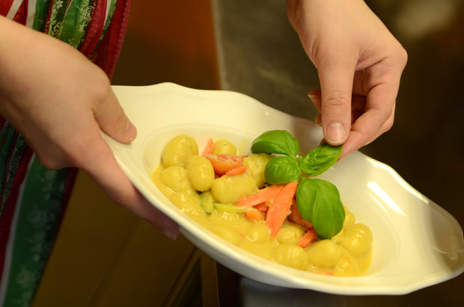 Kartoffel-Gnocchi mit Basilikumblatt