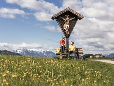 Pärchen macht Rast am Pilgerweg