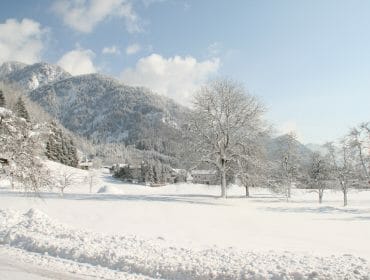 Tief verschneite Landschaft im Sonnenscheiin