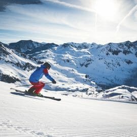 Skifahrer genießt die herrlichen Pisten des SalzburgerLandes bei schönstem Sonnenschein